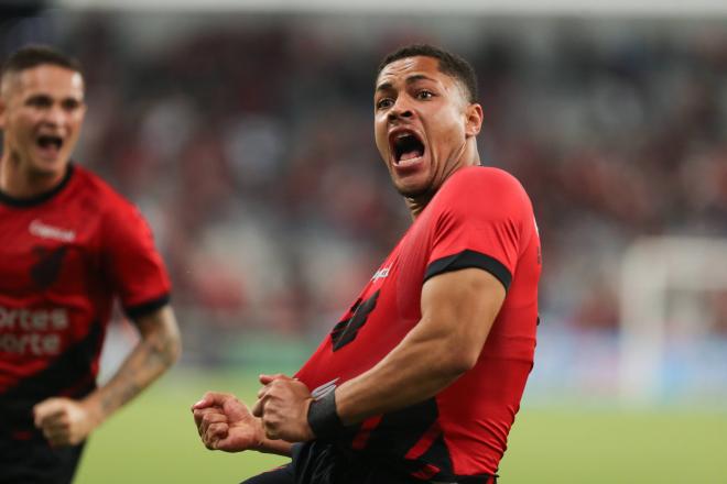 Vitor Roque, celebrando un gol con el Athletico Paranaense (Cordon Press)