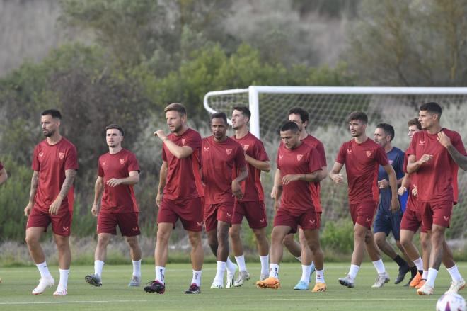 Los futbolistas del Sevilla, durante un entrenamiento en Montecastillo (Foto: Kiko Hurtado).