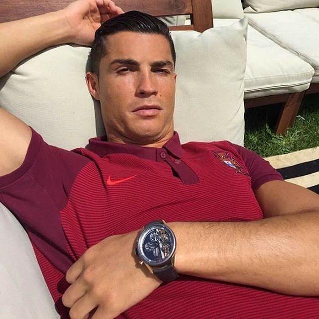 Cristiano Ronaldo con uno de los relojes de su colección (Cordon Press)
