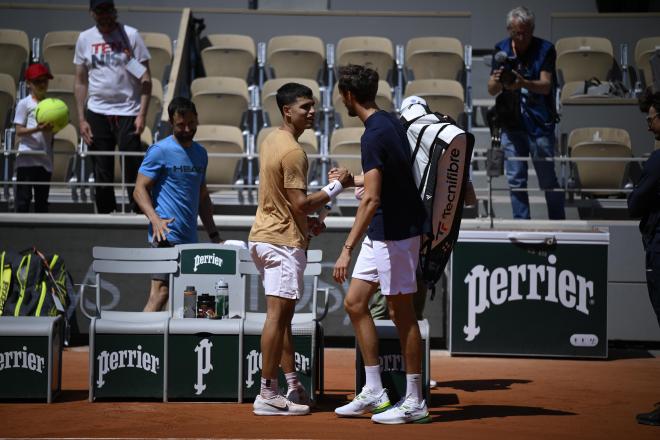 Carlos Alcaraz y Daniil Medvedev se saludan en Roland Garros (Foto: Cordon Press)