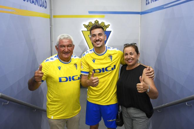 Javi Hernández, con sus padres después de la presentación (Foto: Cádiz CF).