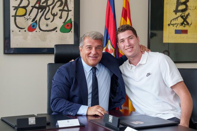 Joel Parra firma con el Barça // Redes Sociales