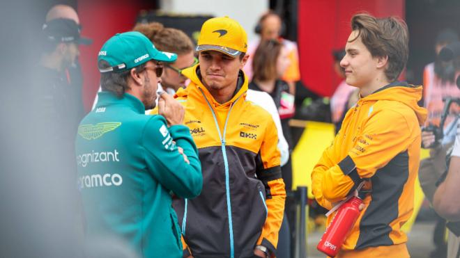 Fernando Alonso, hablando con Lando Norris y Oscar Piastri (Cordon Press)