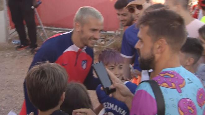 Griezmann, sonriente junto a los aficionados rojiblancos.