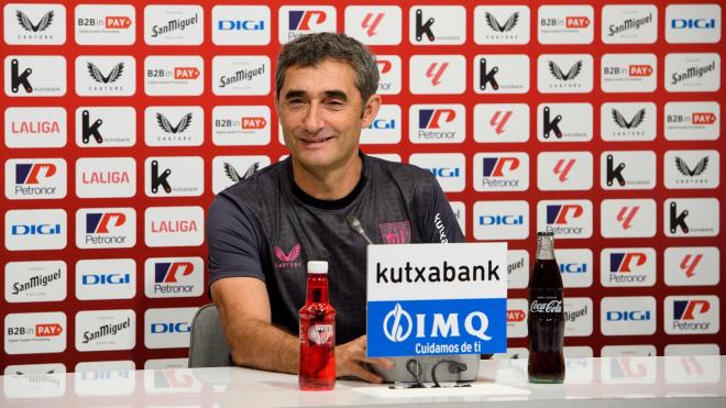 Ernesto Valverde atiende a la prensa en Lezama (Foto: Athletic Club).