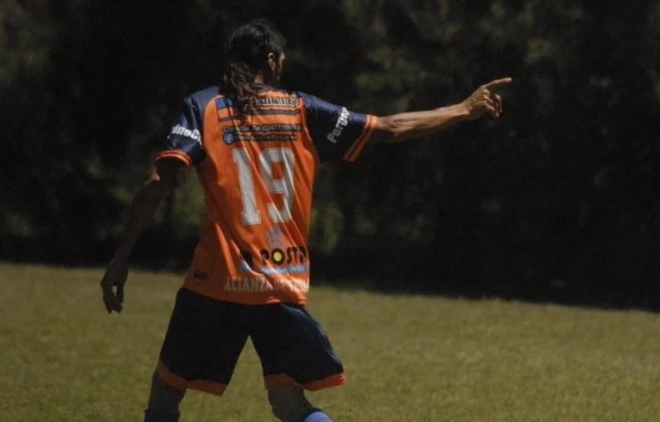 Miguel Ángel Durán jugando a fútbol amateur en Argentina (Foto: Instagram @pergaminocity)