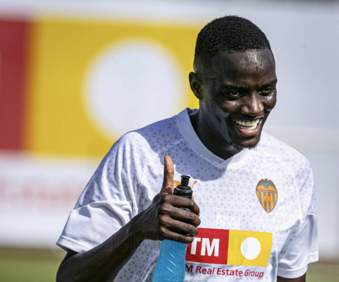 Diakhaby, en un entrenamiento con el Valencia CF.