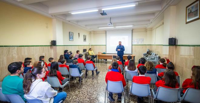 Enric Valls en el proyecto de la Fundación del Levante 'Roja al Bullying'.