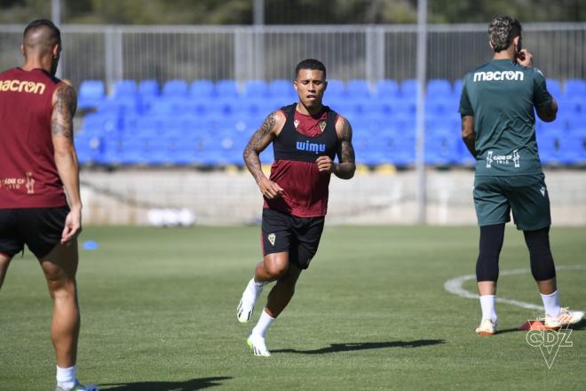 Darwin se ejercita como amarillo. (Foto: Cádiz CF)