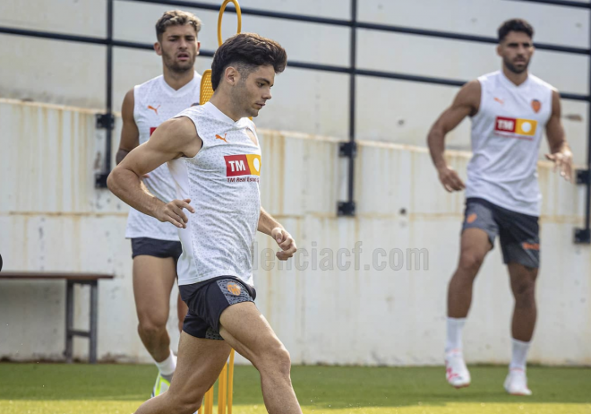 Fran Pérez sigue entrenando con el Valencia