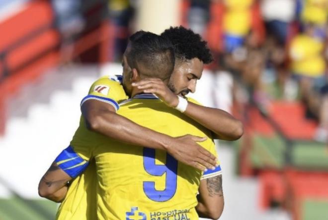 Chris Ramos se abraza con Negredo (Foto: Cádiz CF).