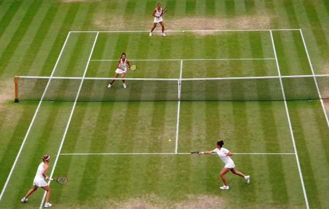 Marie Bouzkova y Sara Sorribes, en un partido contra Su-Wei Hsieh y Barbora Strycova en Wimbledon (