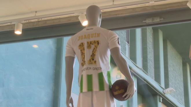 Un maniquí en el escaparate de la tienda del Betis con la camiseta de Joaquín