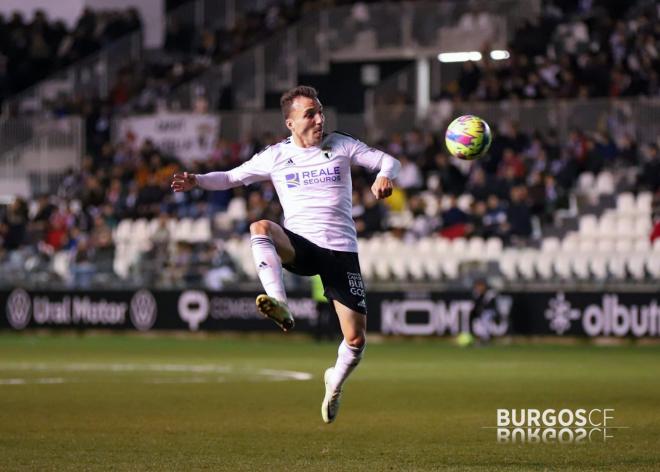Pablo Valcarce en un lance de juego. (Foto: Burgos CF).