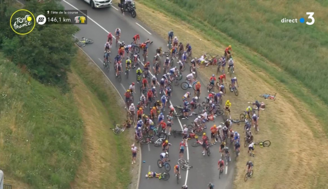 Caída masiva en el Tour de Francia (FOTO: @LeTour).