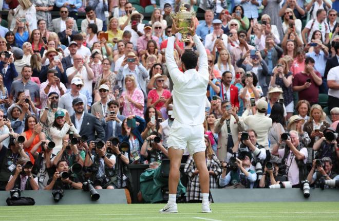 Carlos Alcaraz alza el trofeo de Wimbledon ante el público (FOTO: EFE).