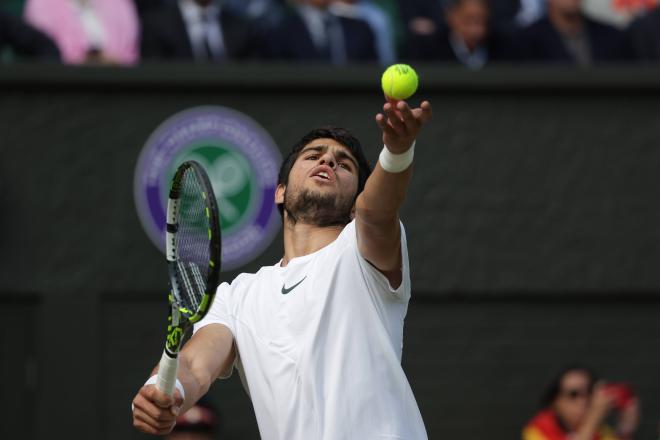 Carlos Alcaraz saca en el partido ante Djokovic en Wimbledon (FOTO: Cordón Press).