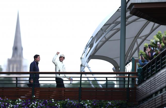 Carlos Alcaraz saluda tras ganar en Wimbledon (FOTO: Cordón Press).