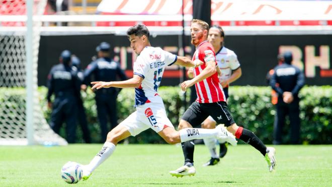 Iker Muniain lucha ante las Chivas en el primer duelo amistoso de México (Foto: Athletic Club).