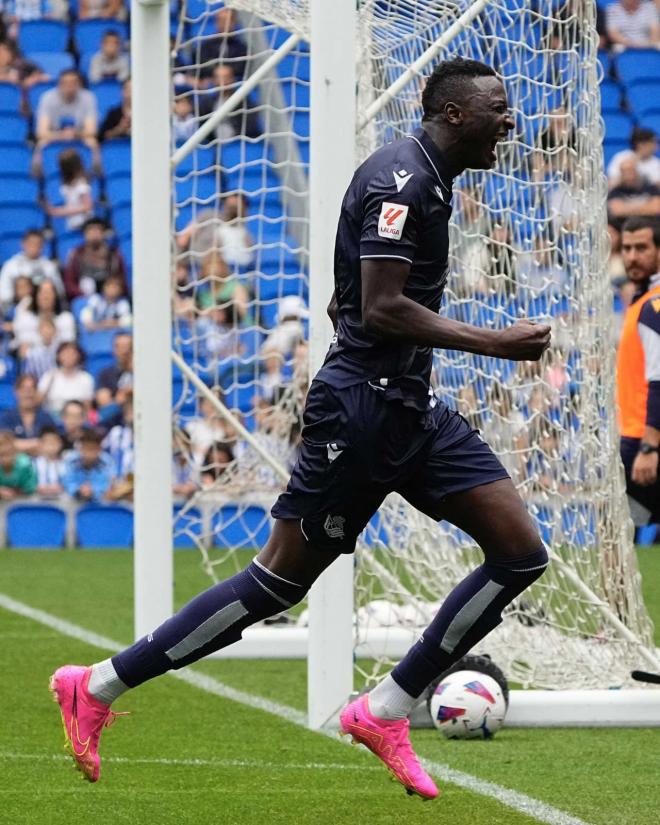 Sadiq Umar celebra su gol en el entrenamiento de la Real Sociedad (Foto: Real Sociedad).