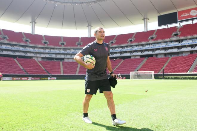 Ernesto Valverde, con talante feliz en el estadio Akron de México (Foto: Athletic Club).