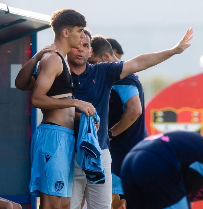 Calleja da instrucciones a Alex Cerdà en el amistoso entre Stoke City y Levante. (Foto: LUD)