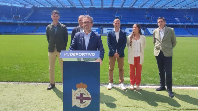 Álvaro García Diéguez, nuevo presidente del Deportivo, junto al consejo