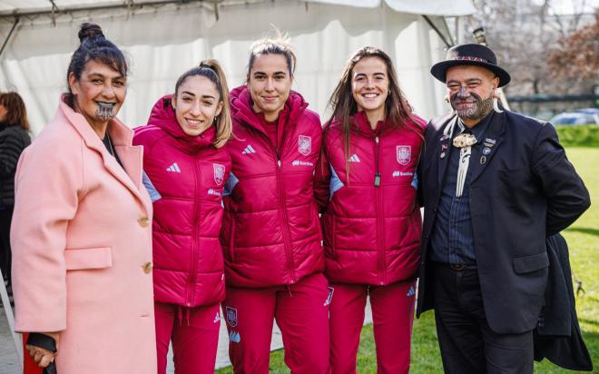 Olga Carmona, Cata Coll y María Pérez durante la ceremonia maorí previa al Mundial Femenino 2023 (Foto: SE Fútbol Fem)