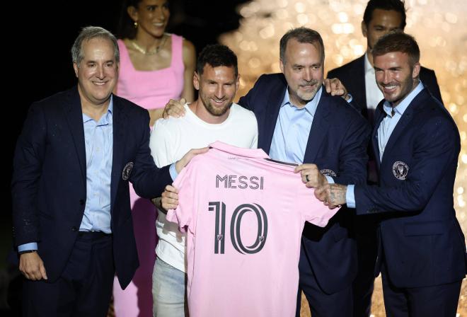 Leo Messi, junto a Jorge Mas, en su presentación con el Inter de Miami (FOTO: Cordón Press).