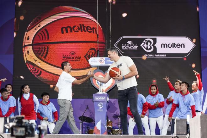 Luis Scola y LA Tenorio, en la presentación del balón del Mundial de Baloncesto 2023 (Foto: FIBA).