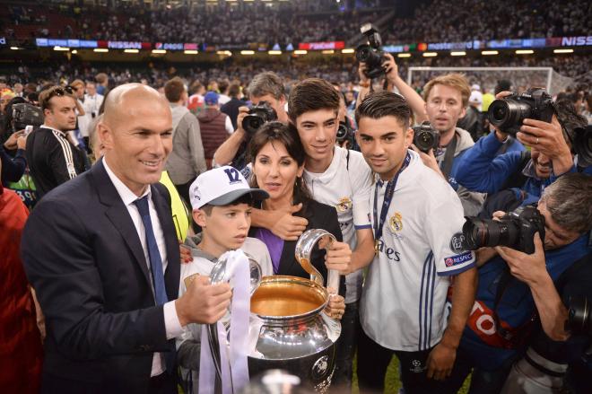 Zinedine Zidane y su familia celebrando la Champions con el Real Madrid (FOTO: Cordón Press).