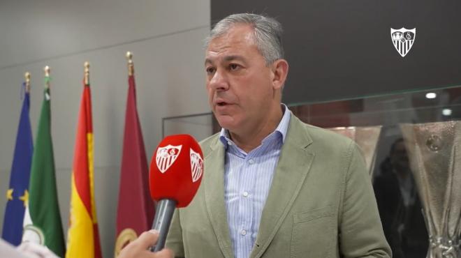 El alcalde del Sevilla, José Luis Sanz, atendiendo a los medios oficiales (foto: Sevilla FC)