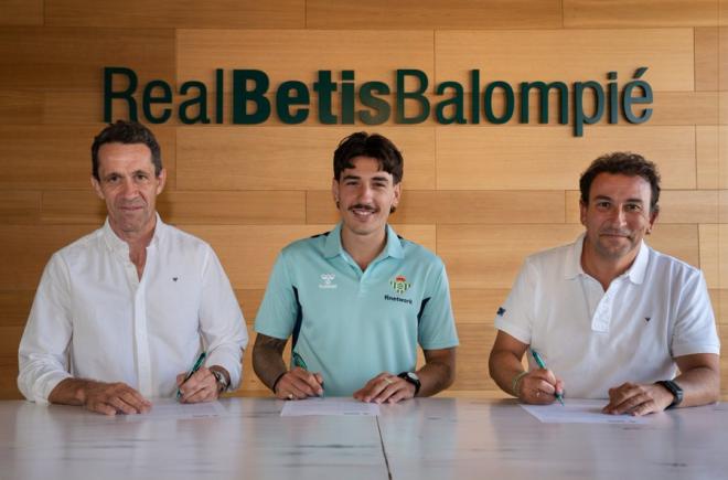 Héctor Bellerín, firma su nuevo contrato con el Betis (Foto: RBB).