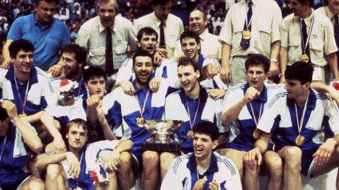 La gran selección yugoslava de 1990 celebra su tercera Copa del Mundo.