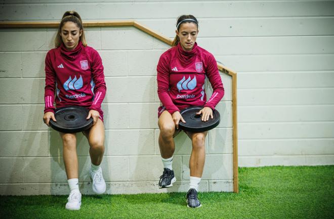 Olga Carmona y Aitana Bonmatí, en un entrenamiento de la selección (Foto: @SeFutbolFem).