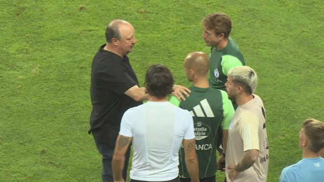 Rafa Benítez, hablando con su staff en su debut como entrenador del Celta.