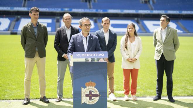 Víctor García Diéguez con el consejo de administración (Foto: RCD)