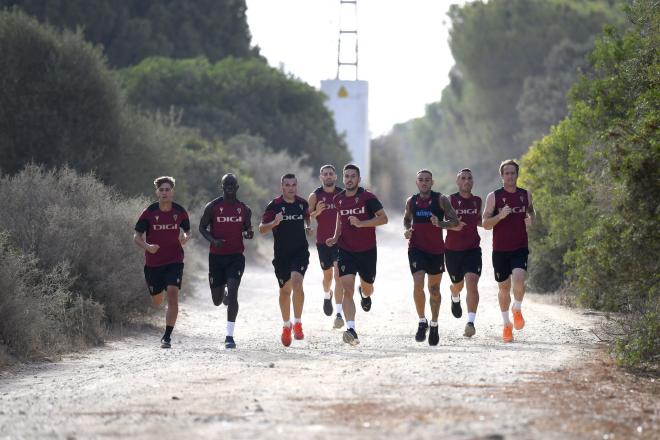 Jugadores del Cádiz, corriendo en la sesión del miércoles (Foto: Cádiz CF).
