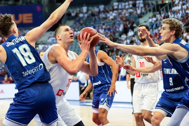 Nikola Jokic (Nuggets), rodeado de rivales en el Serbia-Finlandia del Eurobasket 2022 (Foto: Cordon Press).
