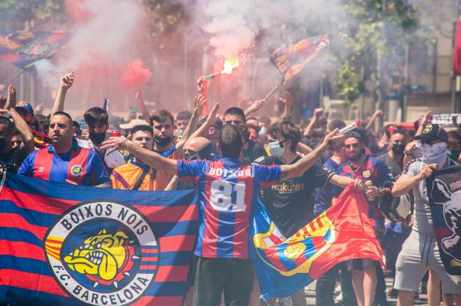 El grupo de seguidores ultras del Fútbol Club Barcelona, Boixos Nois (Crazy Boys) se ha reunido fuera del estadio Camp Nou para motivar al equipo antes del partido contra el Club Atlético de Madrid (Foto: Cordon Press)