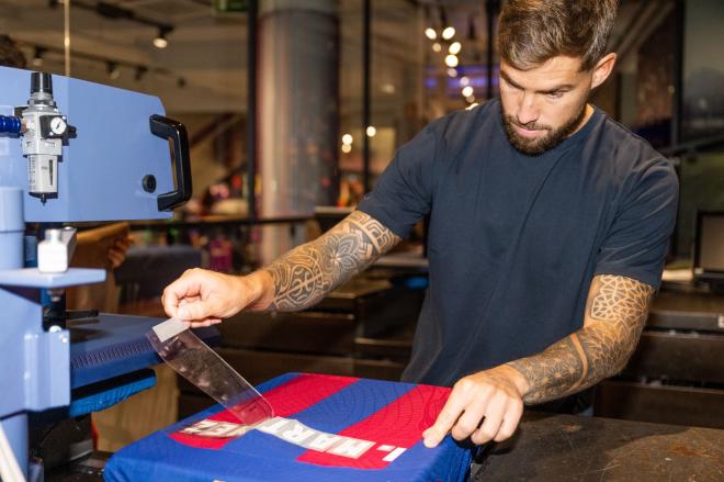 Iñigo Martínez firma una camiseta blaugrana (Foto: FC Barcelona).