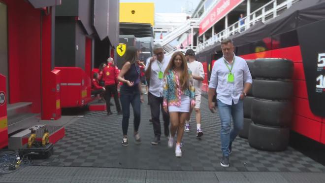 Lewis Hamilton invita a Shakira al garaje de mercedes (Redes sociales)