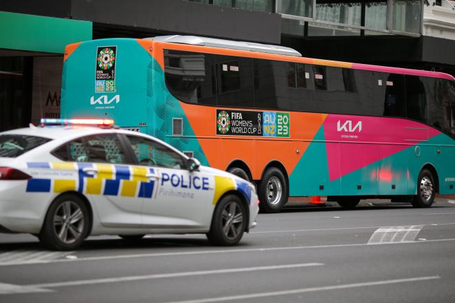 La policía neozelandesa escolta a un bus oficial del Mundial femenino (Foto: Cordon Press).