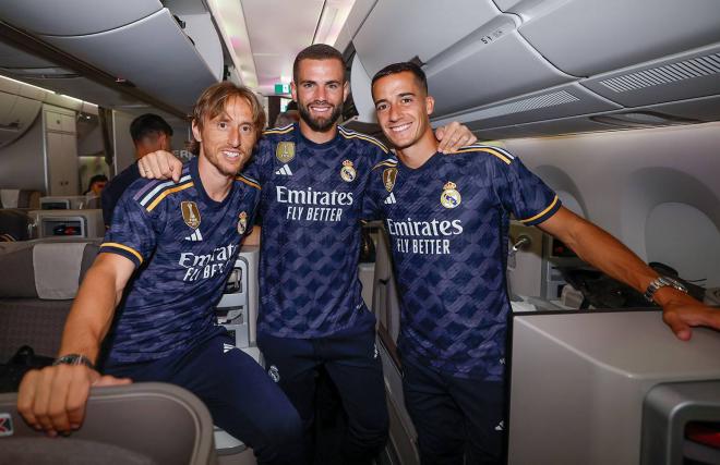 Modric, Nacho y Lucas Vázquez, posando con la segunda equipación del Real Madrid (Foto: RM).