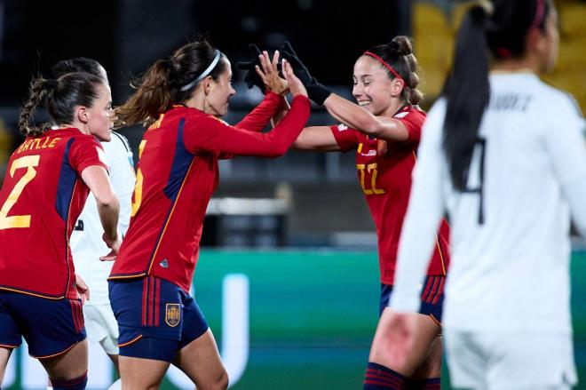Aitana Bonmatí celebra su gol con Athenea del Castillo (FOTO: Cordón Press).