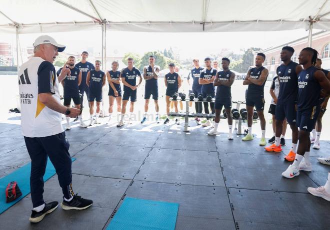 Ancelotti dando una charla a la plantilla antes de un entrenamiento en Estados Unidos (Foto: RM).