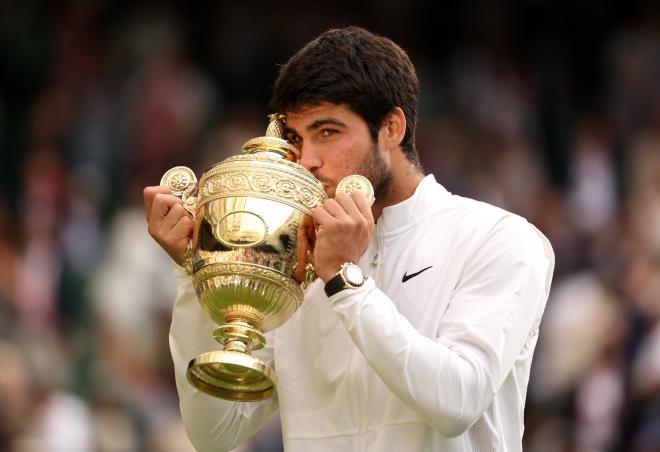 Carlos Alcaraz besa la copa de Wimbledon (Foto: @carlosalcaraz).