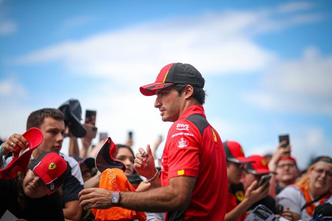 Carlos Sainz firma autógrafos en el GP de Gran Bretaña (Foto: Cordon Press)