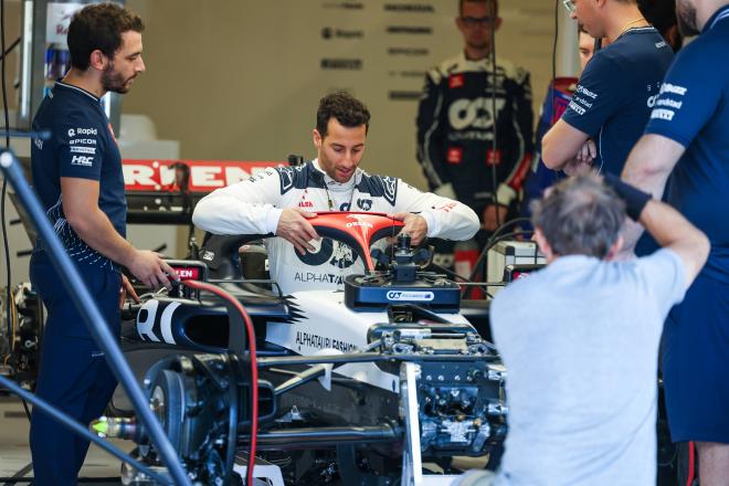 Daniel Ricciardo se sube en su nuevo Alpha Tauri (Foto: Cordon Press)