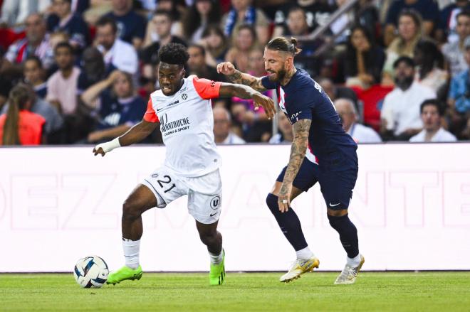 Elye Wahi disputando un balón con Sergio Ramos en el PSG-Montpellier (Foto: Cordon Press).